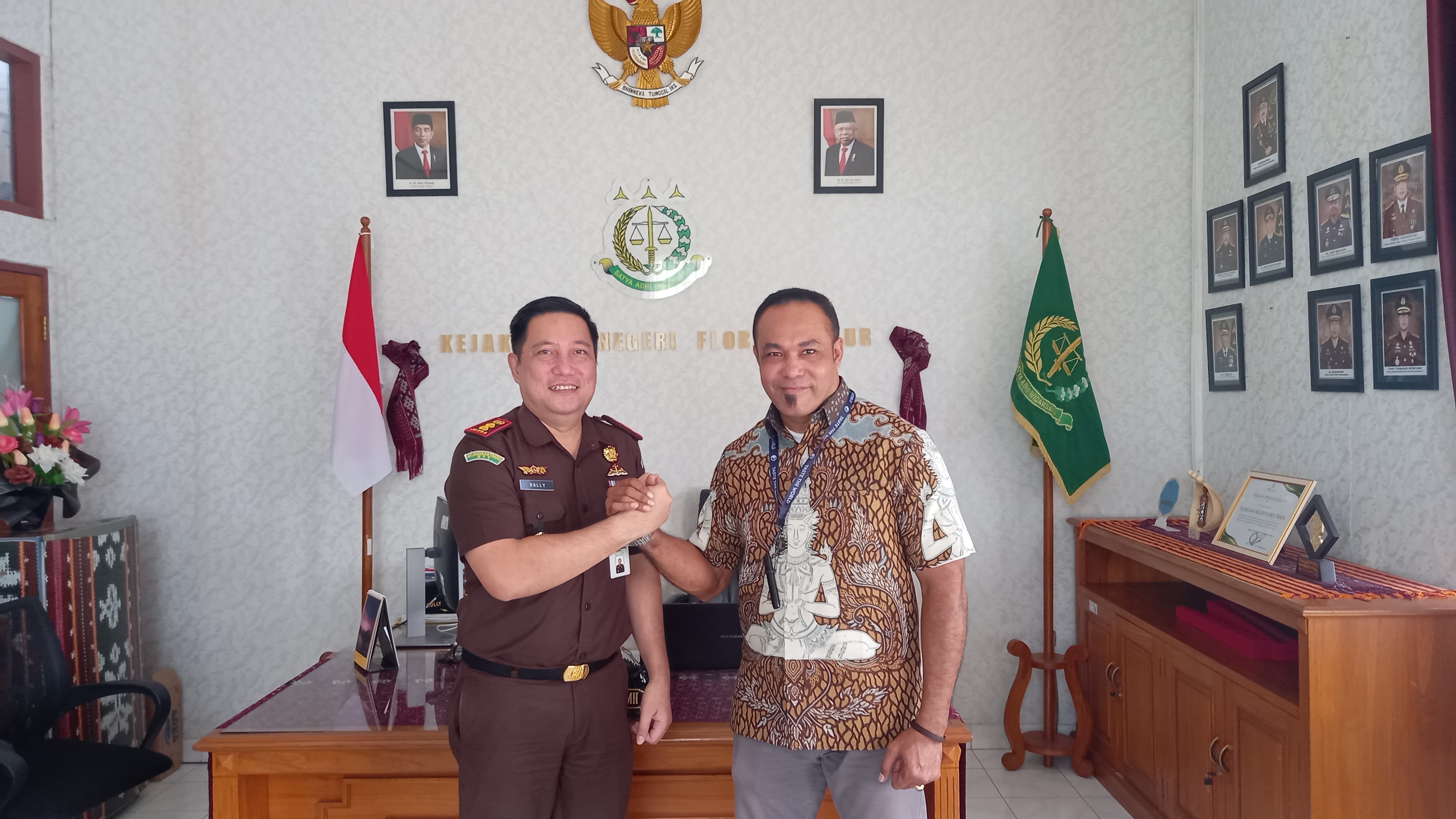 Meet Up KAJARI FLORES TIMUR; Roly Nampirang SH MH