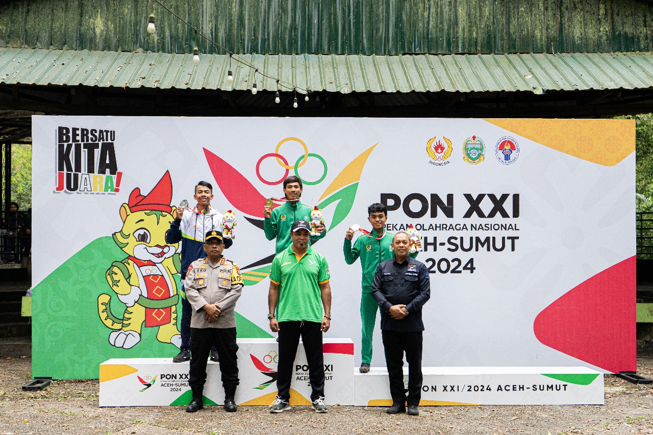 Memberikan Kalungan Medali Emas kepada pemenang Cross Cou...