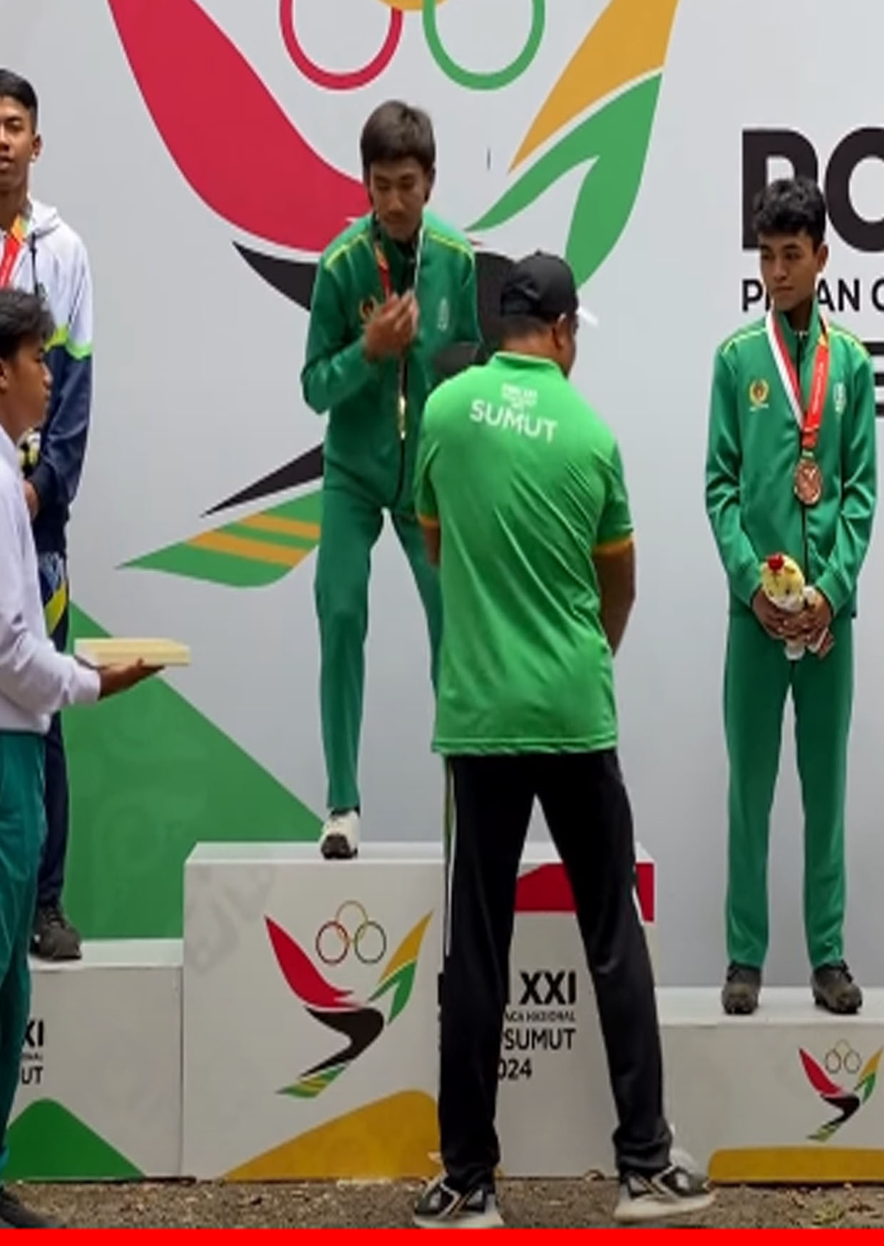 Memberikan Kalungan Medali Emas kepada pemenang Cross Cou...